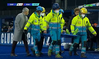 Ο Μουρίνιο βρέθηκε στο πλευρό παίκτη της Έμπολι την ώρα που αποχωρούσε με φορείο