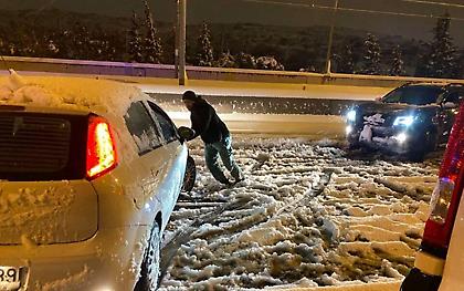 Κακοκαιρία: Η επιχείρηση της ΕΚΑΜ στην Αττική Οδό