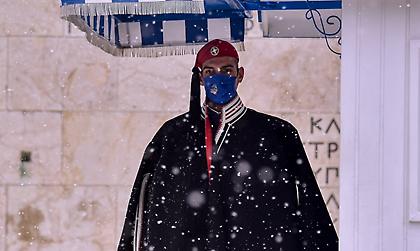 Αγέρωχοι και στον χιονιά: Οι εύζωνες στέκουν ακίνητοι στο Σύνταγμα