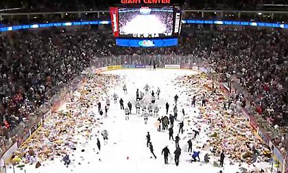 Φίλαθλοι πέταξαν 52 χιλιάδες αρκουδάκια σε γήπεδο!