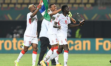 Η πρωτάρα Γκάμπια έστειλε σπίτι της τη Γουινέα και τον Αγκιμπού στον Ολυμπιακό!