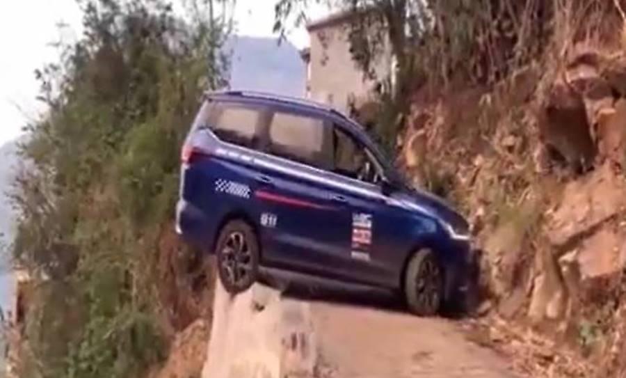 Απίστευτη αναστροφή από οδηγό σε στενό μονόδρομο