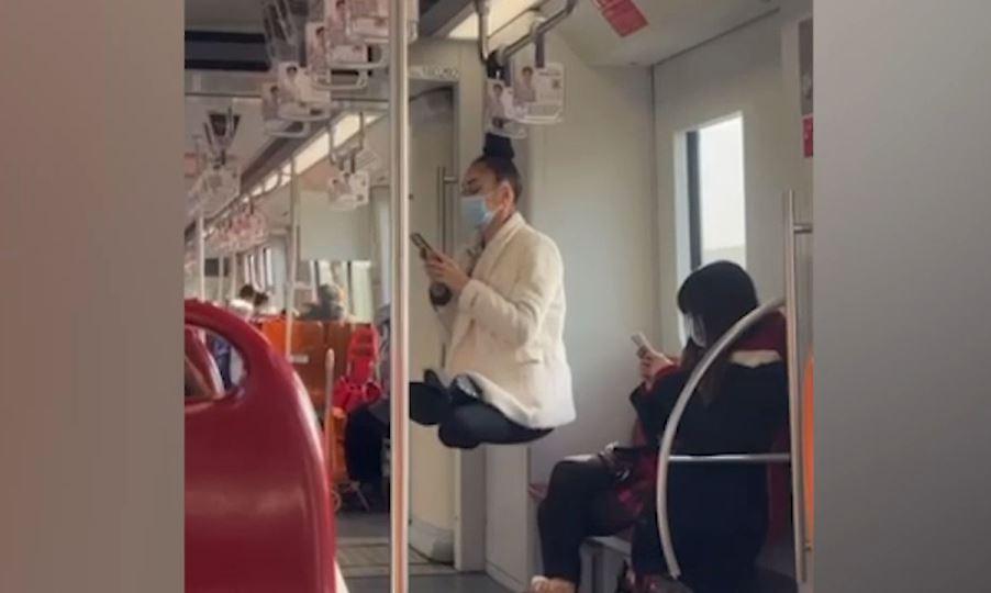 Επιβάτης τρένου απολάμβανε τη διαδρομή... κρεμασμένη από τα μαλλιά της!