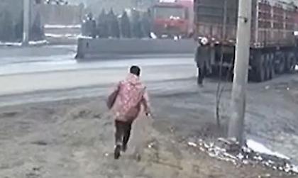 Σοκαριστικό βίντεο: Έσωσε ηλικιωμένη στιγμές πριν την χτυπήσει φορτηγό!