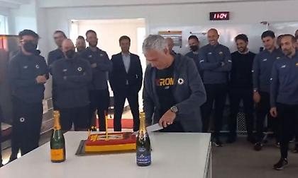 Οι παίκτες της Ρόμα έκαναν έκπληξη γενεθλίων στον Μουρίνιο