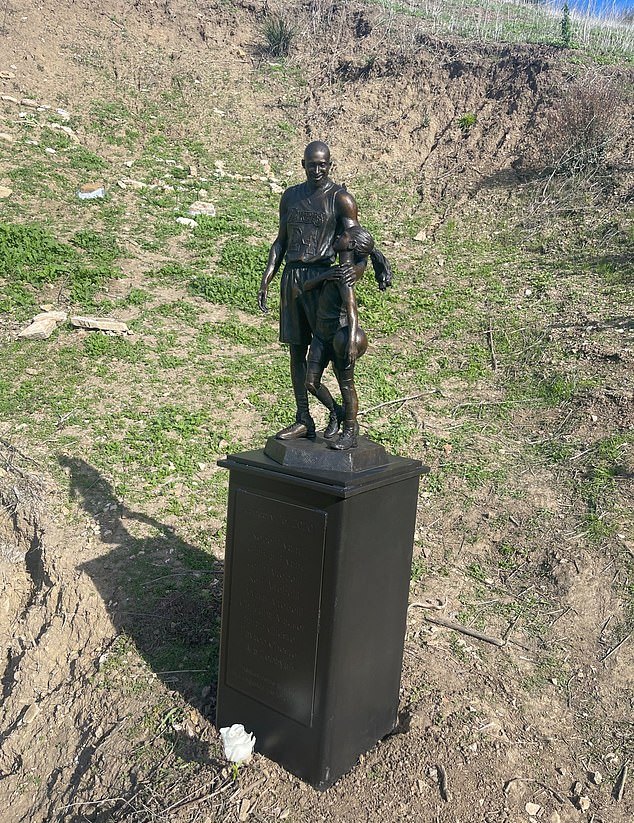 Κόμπε: Άγαλμα του στο σημείο πτώσης του ελικοπτέρου