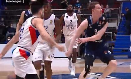 Μαγική no-look πάσα του Κουλάγκιν για το καλάθι του Λόιντ