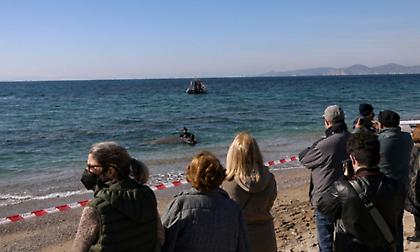 Κοσμοσυρροή στον Άλιμο για την διάσωση της μικρής φάλαινας (pics)