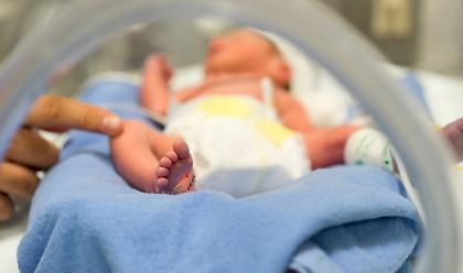 Βγαίνει από τη ΜΕΘ το 2,5 μηνών μωρό με κορωνοϊό