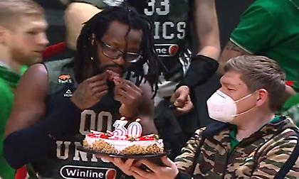 «Έσβησε» και τα κεράκια από την τούρτα γενεθλίων του ο Τζον Μπράουν