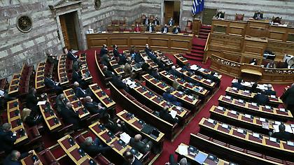 Πρόταση μομφής: Συνεχίζεται για δεύτερη ημέρα η συζήτηση στη Βουλή