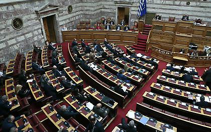 Βουλή: Σε κλίμα πόλωσης η συζήτηση για την πρόταση μομφής