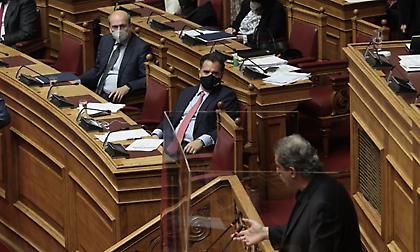 Χαμός με Πολάκη και Γεωργιάδη στη Βουλή, τους χώρισε η φρουρά: «Θα φοράς τσίγκινο σωβρακάκι»