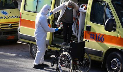 Καταγγελία: Καρκινοπαθής με κορωνοϊό περίμενε 10 ώρες για κρεβάτι στον αύλειο χώρο νοσοκομείου