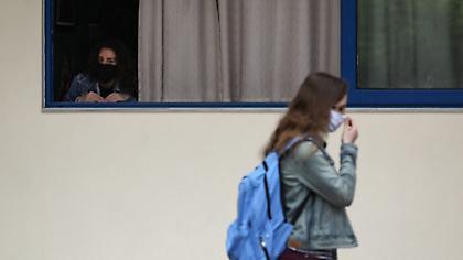 Εξωσχολικός με κορωνοϊό αναστάτωσε γυμνάσιο στο Αγρίνιο - Έβριζε τον διευθυντή