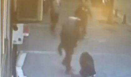 Σοκ στην Τουρκία: Άνδρας ξυλοκοπεί τη σύζυγο του στο δρόμο