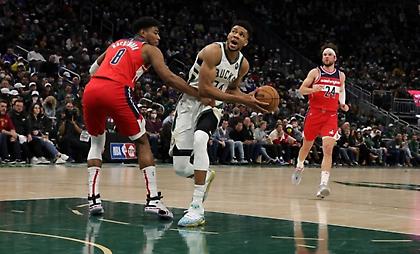 Νίκη για Μπακς με... τριπλό Αντετοκούνμπο