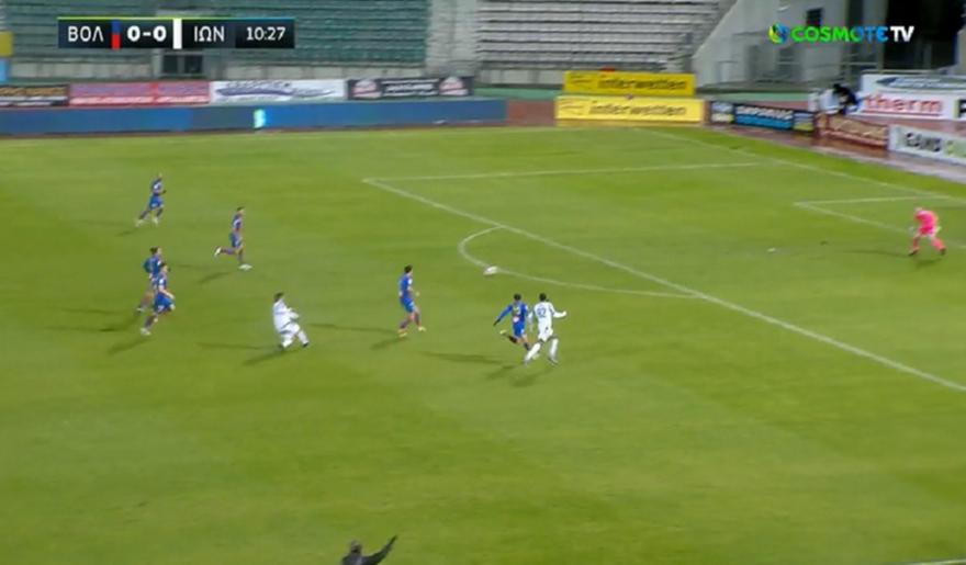 Τρομερή έμπνευση του Μάντζη, πήγε να βάλει γκολάρα από τα 30 μέτρα!