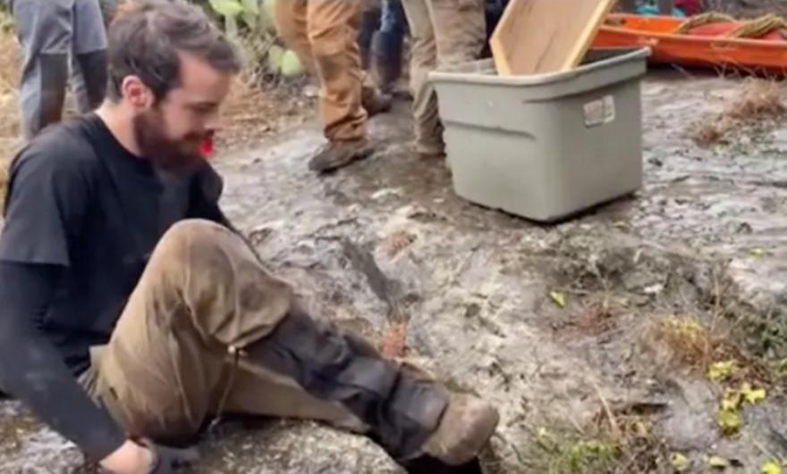 Απίστευτο βίντεο με άντρα να μπαίνει σε τρύπα στο έδαφος