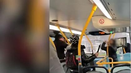 Bίντεο-σοκ: Συμπλοκή με ματσέτα και σιδηρολοστό μέσα σε λεωφορείο στο Λονδίνο