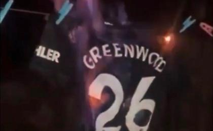 Οπαδοί της Γιουνάιτεντ καίνε φανέλες του Γκρίνγουντ!