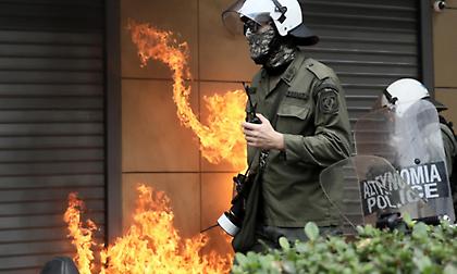 Επίθεση με μολότοφ στο αστυνομικό τμήμα Εξαρχείων