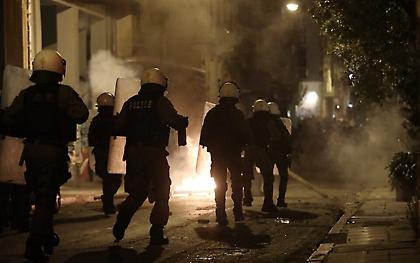 Επίθεση με μολότοφ σε διμοιρία των ΜΑΤ στα Εξάρχεια – Μία σύλληψη