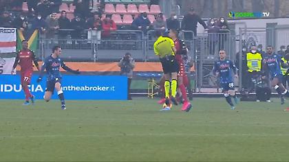 Συγκρούστηκε με τον διαιτητή και χρειάστηκε ράμματα στο κεφάλι ο Εμπουέι