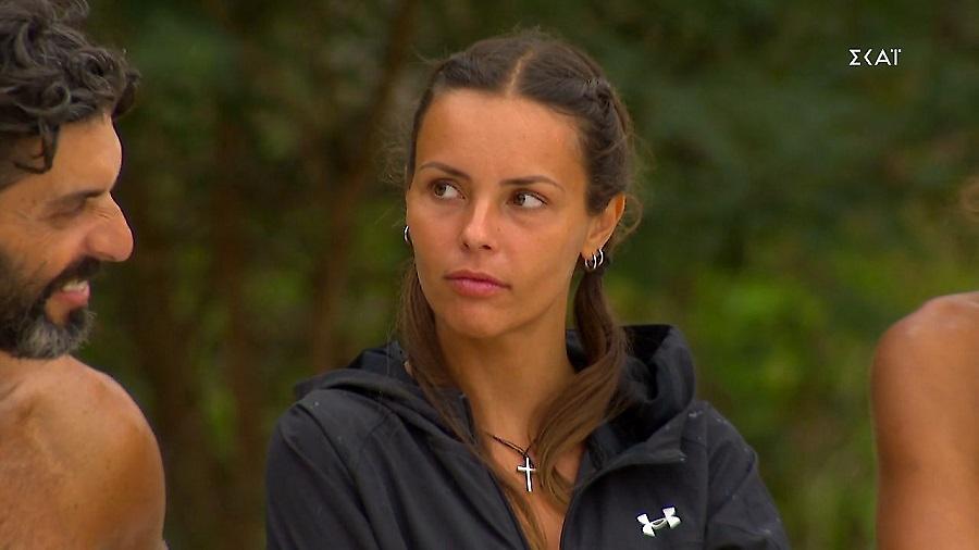 Survivor: Ο Γιάννης έδωσε την μπλούζα του στη Θωμαή και η Σοφιάννα δείχνει ενοχλημένη