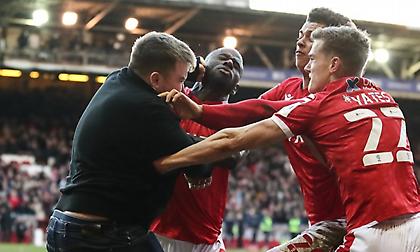 Οπαδός της Λέστερ μπούκαρε στο γήπεδο και... μοίρασε γροθιές στους παίκτες της Νότιγχαμ Φόρεστ!