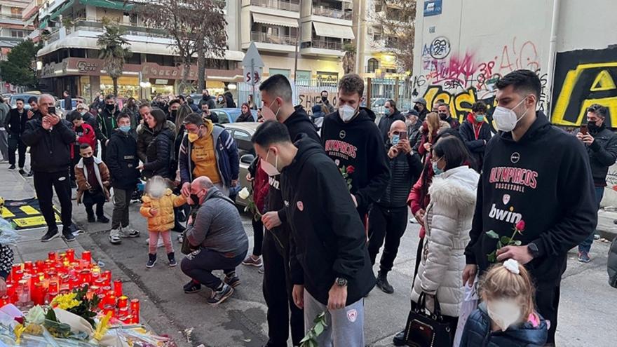 Αντιπροσωπεία της ΚΑΕ Ολυμπιακός στο σημείο που δολοφονήθηκε ο Άλκης