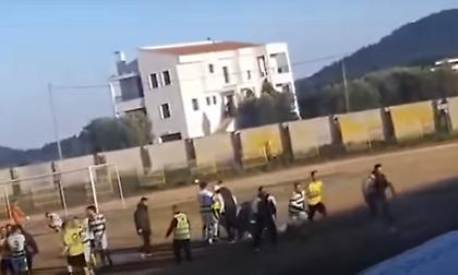 Ξύλο μεταξύ παικτών και οπαδών σε αγώνα όπου κρατήθηκε ενός λεπτού σιγή για τον Άλκη…