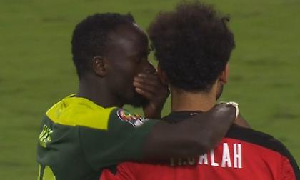 Η αγκαλιά του Μανέ στον απαρηγόρητο Σαλάχ και το ραντεβού σε έναν μήνα