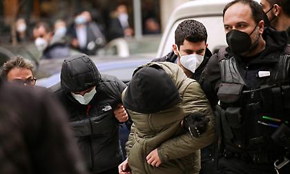 Πήραν προθεσμία οι συλληφθέντες για τη δολοφονία του Άλκη και αποχώρησαν εν μέσω ύβρεων