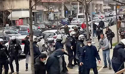 Βίντεο: Οργή κατά των συλληφθέντων για τη δολοφονία του Άλκη-Προσπάθεια να τους λιντσάρουν