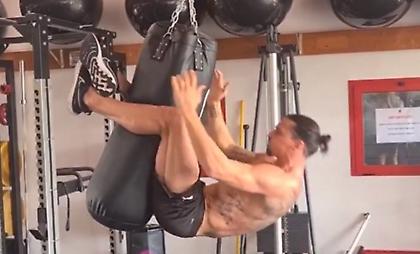 Δέος: Ο Ιμπραΐμοβιτς κάνει κοιλιακούς με τα πόδια τυλιγμένα σε σάκο του μποξ!