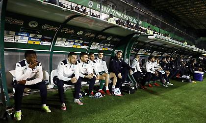 Πληγώνεται… από πάγκους, δεν τον βοηθάει ο δικός του