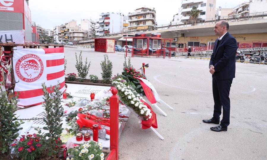 Π. Αγγελόπουλος: Επισκέφτηκε το μνημείο της Θύρας 7