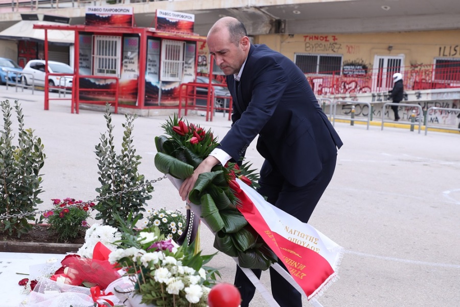 Π. Αγγελόπουλος: Επισκέφτηκε το μνημείο της Θύρας 7