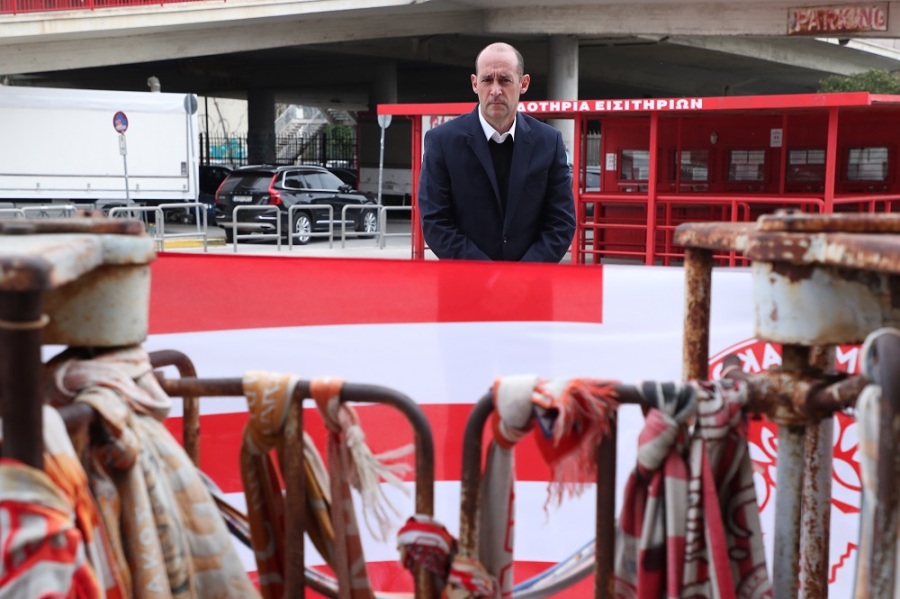 Π. Αγγελόπουλος: Επισκέφτηκε το μνημείο της Θύρας 7