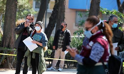 Μεξικό: Τέλος τα φιλιά κι οι αγκαλιές για τους δημοσίους υπαλλήλους!
