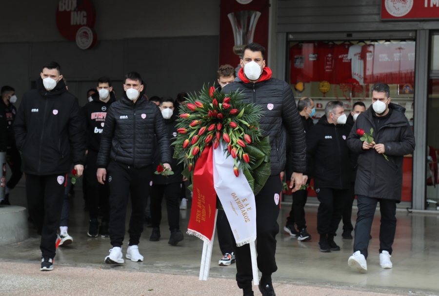 Ολυμπιακός: Στο μνημείο Θύρας 7 η ομάδα μπάσκετ