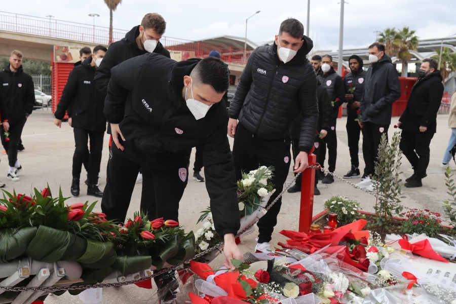 Olympiacos: The basketball team at the Thira 7 monument