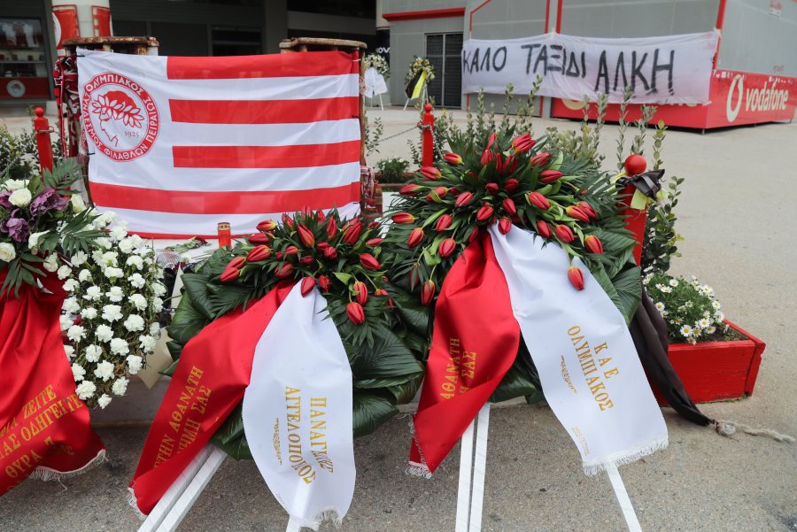 Olympiacos: The basketball team at the Thira 7 monument