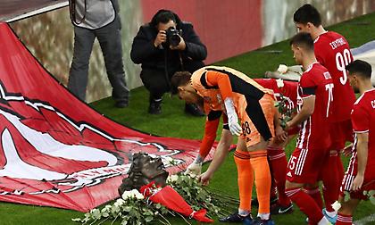 Άφησαν λουλούδια για τα θύματα της Θύρας 7, Ολυμπιακός και Παναιτωλικός