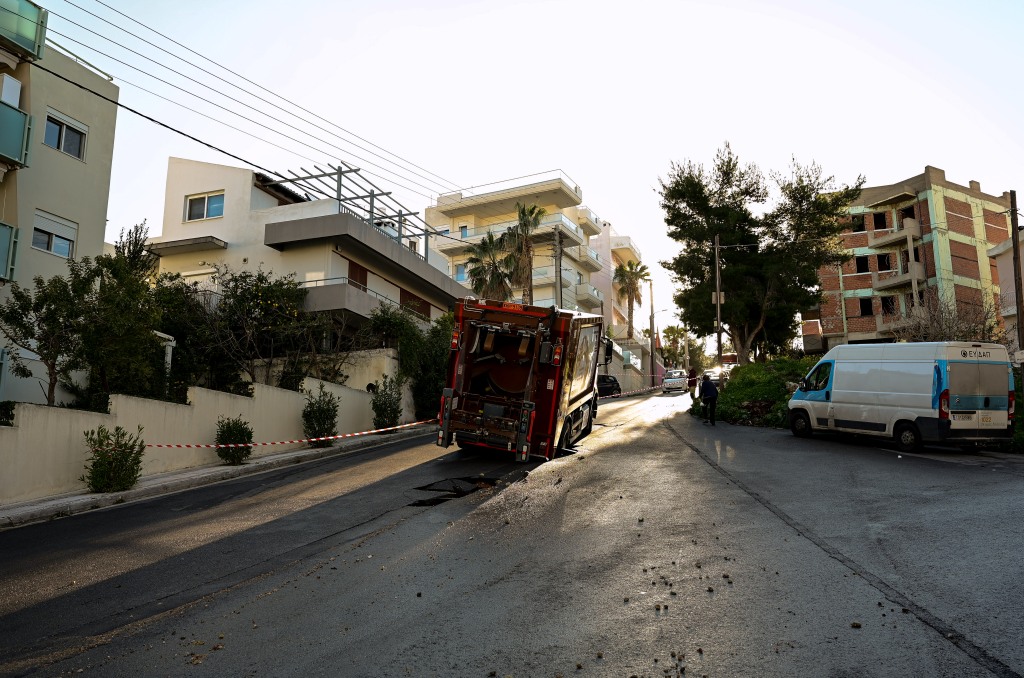 Άλιμος: Άνοιξε ο δρόμος και «κατάπιε» απορριμματοφόρο