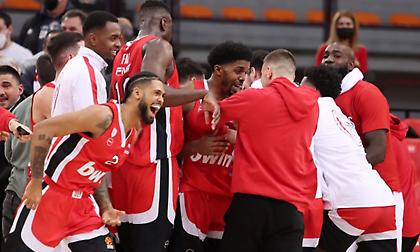 Ο κόουτς της εξέδρας: Ο Σλούκας και οι αφανείς ήρωες του Ολυμπιακού