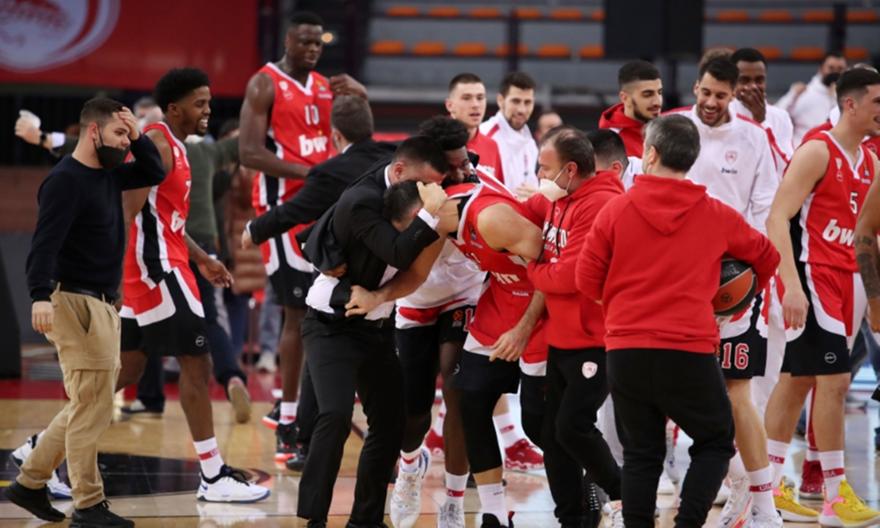 Ολυμπιακός-Εφές: Η τρέλα που ακολούθησε του τριπόντου του Σλούκα από την άλλη μπασκέτα!