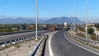 Στους δρόμους οι αγρότες – Έκλεισαν την εθνική οδό Τρίπολης-Καλαμάτας