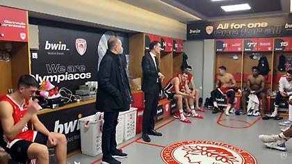 Τα συγχαρητήρια του Γιώργου Αγγελόπουλου στα αποδυτήρια του Ολυμπιακού